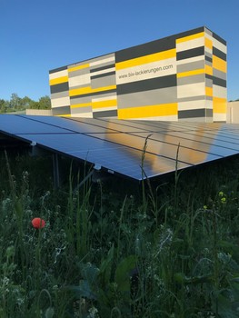 Bix Photovoltaikanlage mit Hochregallager im Hintergrund.jpg
